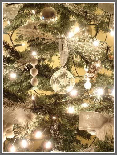 white-christmas-tree-decorations.jpg