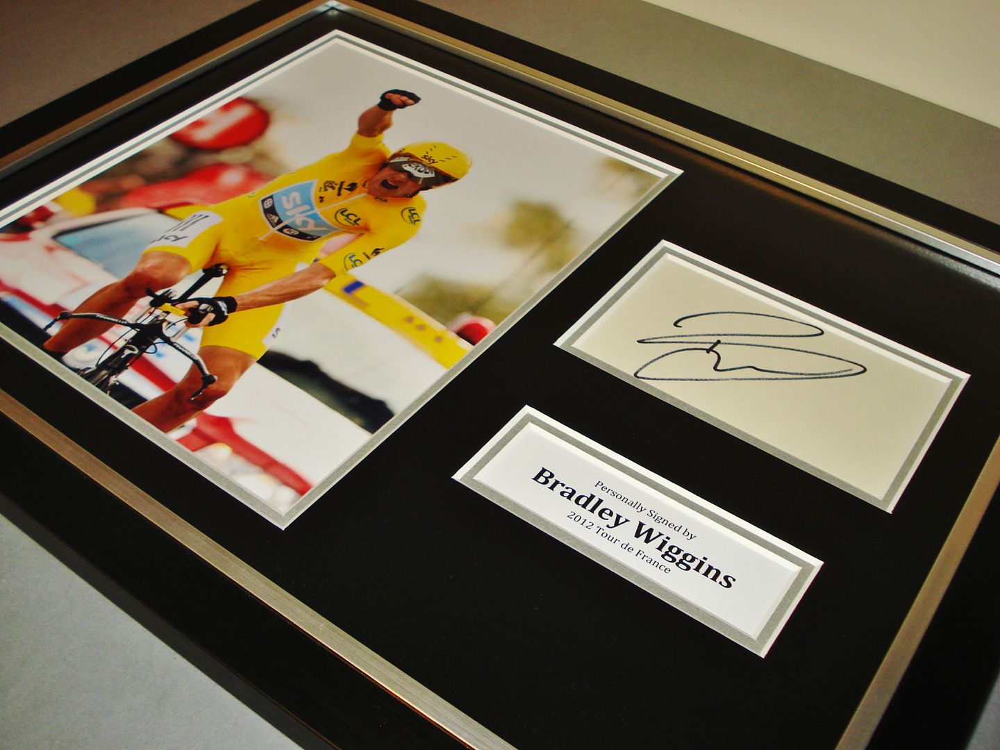 GENUINE HAND SIGNED AUTOGRAPH PHOTO FROM UP NORTH MEMORABILIA