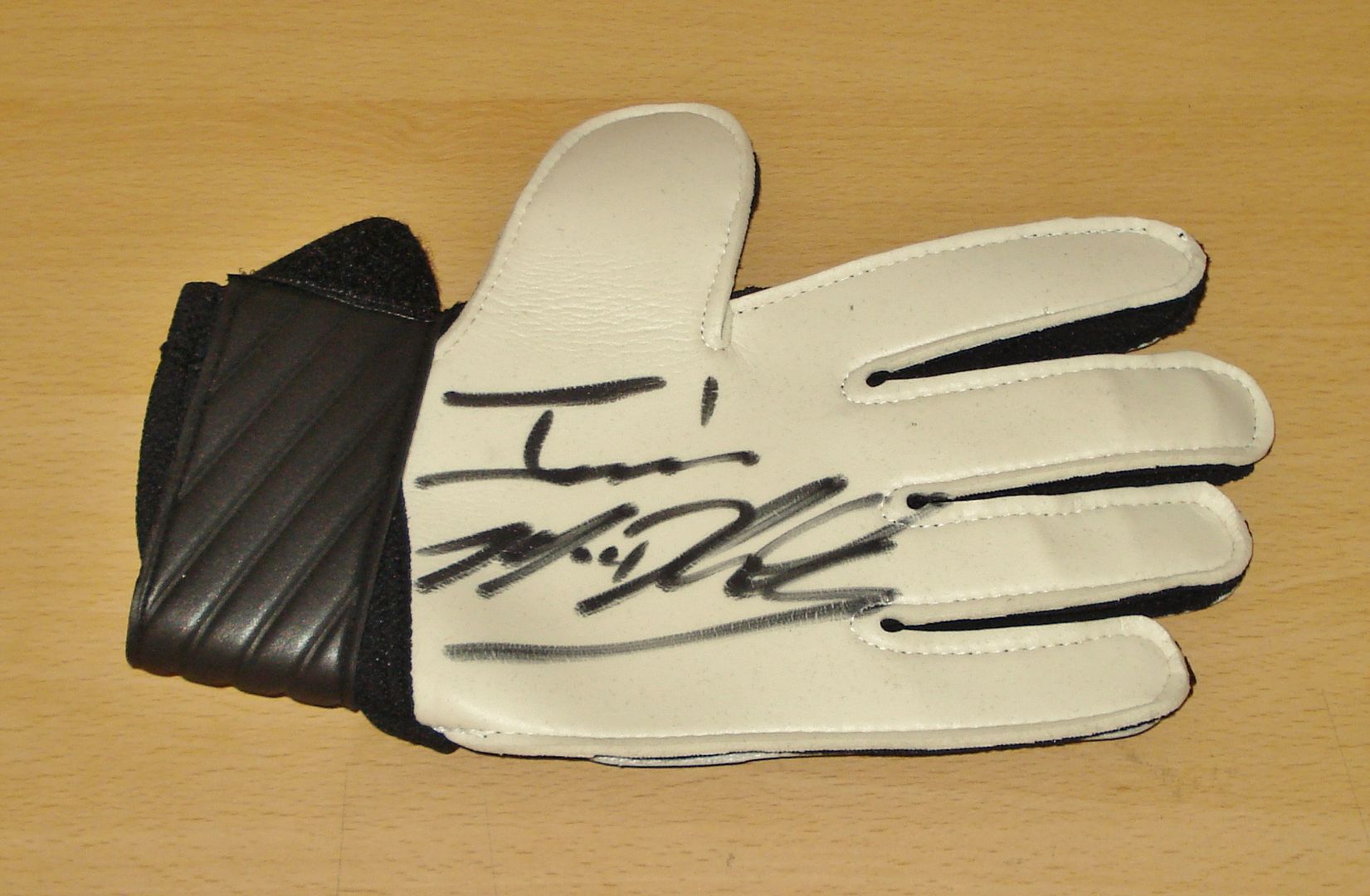 GENUINE HAND SIGNED AUTOGRAPH PHOTO FROM UP NORTH MEMORABILIA