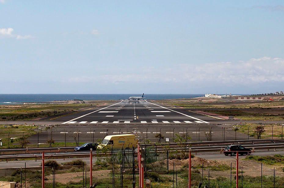 http://i99.photobucket.com/albums/l298/fredseg1/0013-DownRunwayViewLanzarote15-3-05.jpg