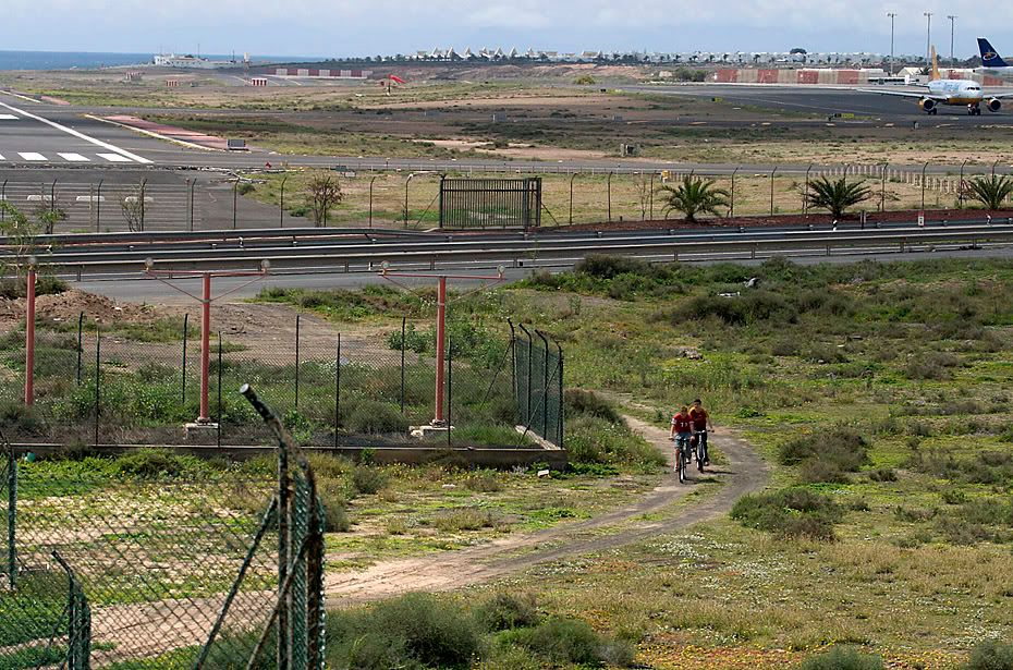 http://i99.photobucket.com/albums/l298/fredseg1/0055-DownRunwayViewLanzarote15-3-05.jpg