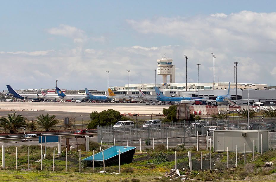 http://i99.photobucket.com/albums/l298/fredseg1/0057-DownRunwayViewLanzarote15-3-05.jpg