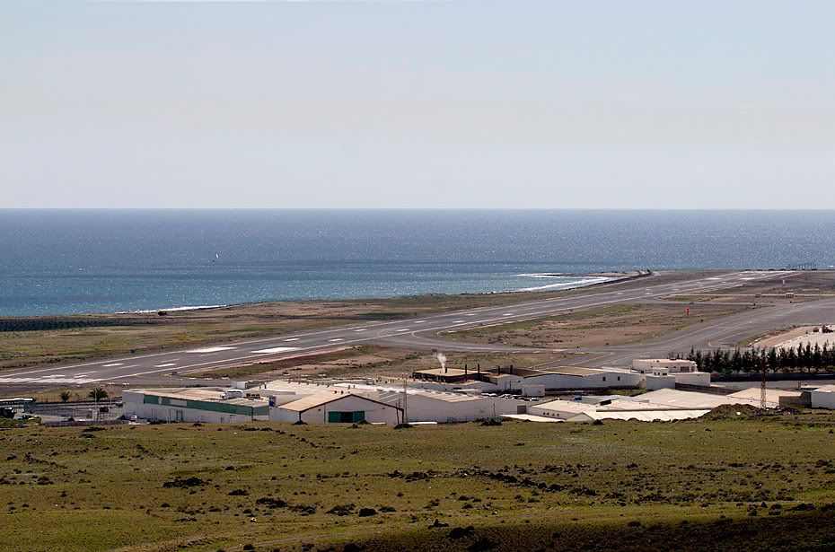 http://i99.photobucket.com/albums/l298/fredseg1/0109-AboveRunwayViewLanzarote15-3-0.jpg