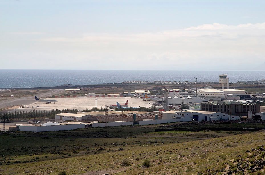 http://i99.photobucket.com/albums/l298/fredseg1/0111-AboveRunwayViewLanzarote15-3-0.jpg