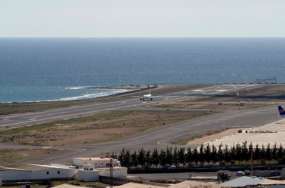 http://i99.photobucket.com/albums/l298/fredseg1/0127-AboveRunwayViewLanzarote15-3-0.jpg