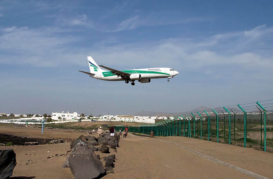 http://i99.photobucket.com/albums/l298/fredseg1/0340-Transavia737LanzarotePH-HZA.jpg