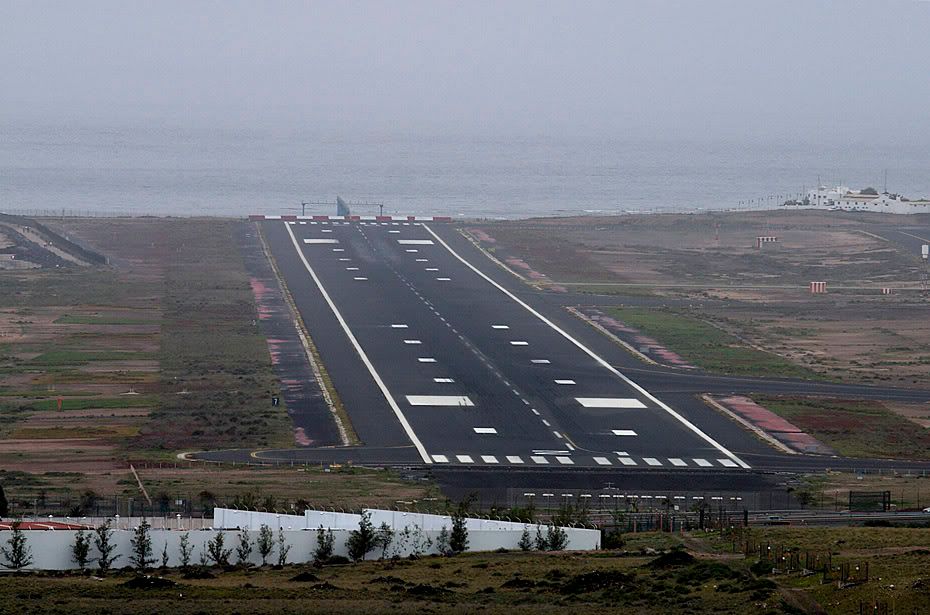http://i99.photobucket.com/albums/l298/fredseg1/9262-RunwayViewLanzarote11-3-05-hig.jpg