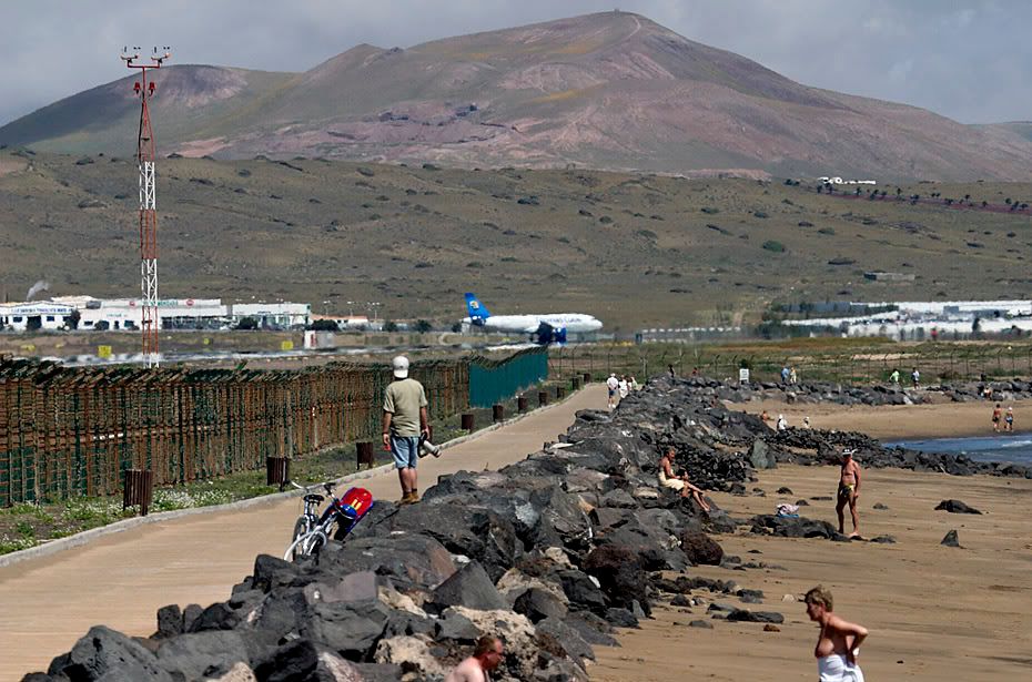 http://i99.photobucket.com/albums/l298/fredseg1/9376-BeachViewLanzarote11-3-05-depa.jpg