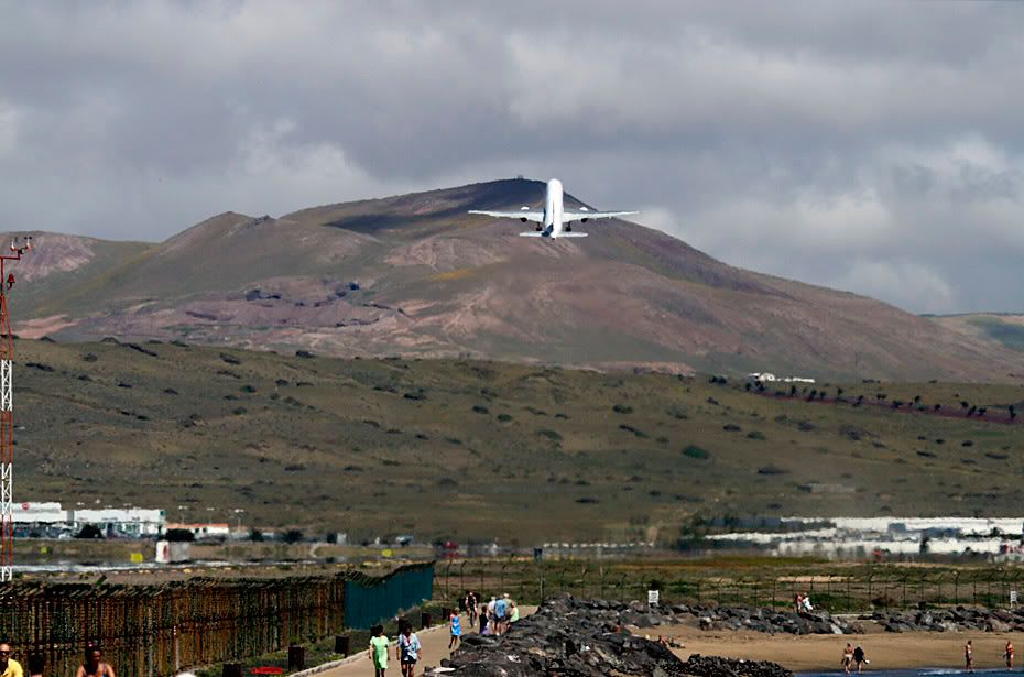 http://i99.photobucket.com/albums/l298/fredseg1/9381-BeachViewLanzarote11-3-05-depa.jpg