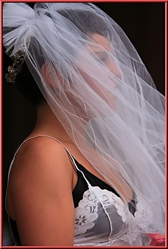 IMAGE: http://i99.photobucket.com/albums/l312/candidviews/Copyofrsz_MKGA2526ssc_filtereddt.jpg