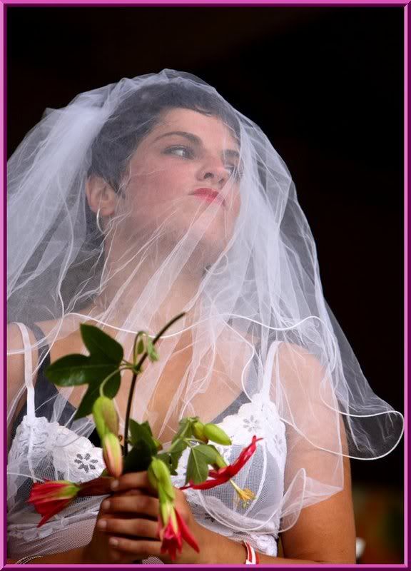 IMAGE: http://i99.photobucket.com/albums/l312/candidviews/rsz_MKGA2525-1.jpg