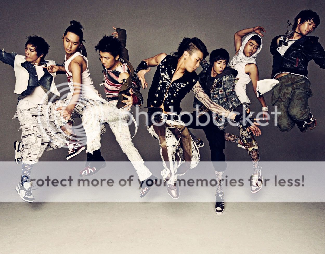 求要两张2pm的海报一张刚出道的 一张最新七个人的